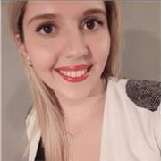 Profesora en educación secundaria de lengua y literatura da clases a alumnos de nivel secundario